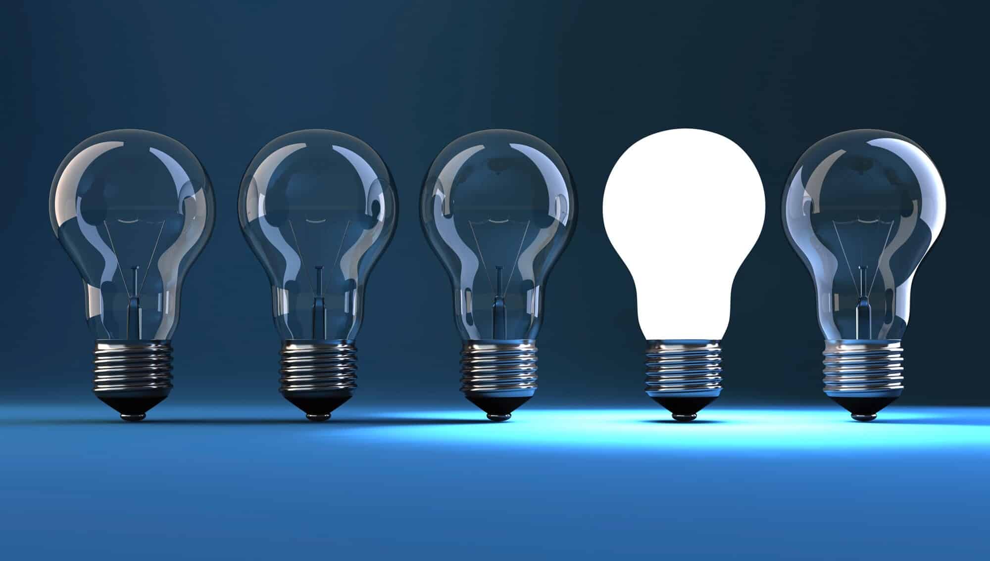 включенная и выключенная лампочка. лампочка вкл выкл. горящая лампочка. нарисованная лампочка на желтом фоне. лампочка светит.